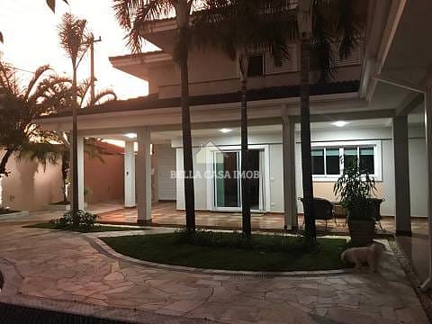 Casa para alugar com 3 quartos, 397m² - Foto 1
