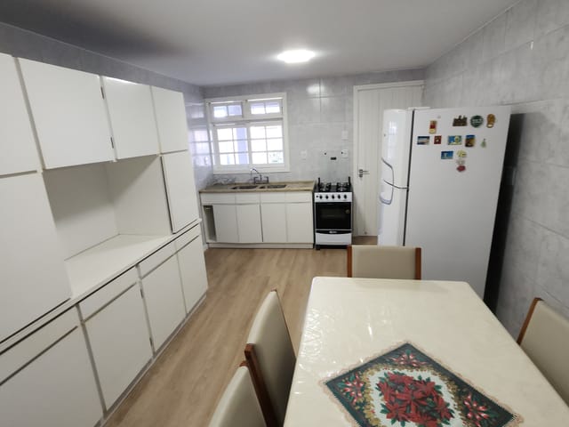 Casa 3 quartos e 4 banheiros, para alugar, no bairro Centro em Pomerode