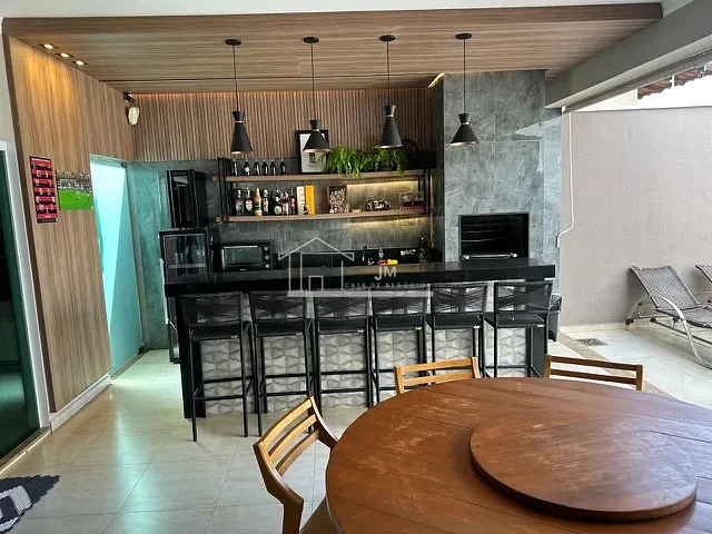 Casa com 360m² 3 quartos e 4 banheiros, à venda, no bairro Santa Mônica em Uberlândia