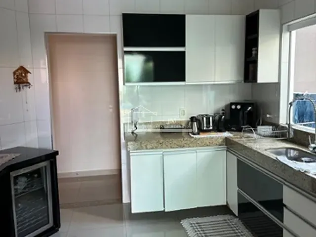 Casa com 360m² 3 quartos e 4 banheiros, à venda, no bairro Santa Mônica em Uberlândia