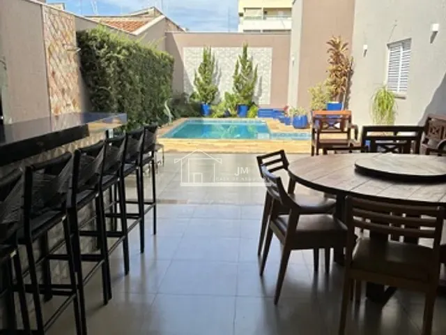 Casa com 360m² 3 quartos e 4 banheiros, à venda, no bairro Santa Mônica em Uberlândia