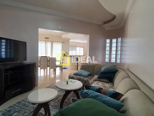 Casa 4 quartos e 3 banheiros, à venda, no bairro Cinquentenário em Concórdia