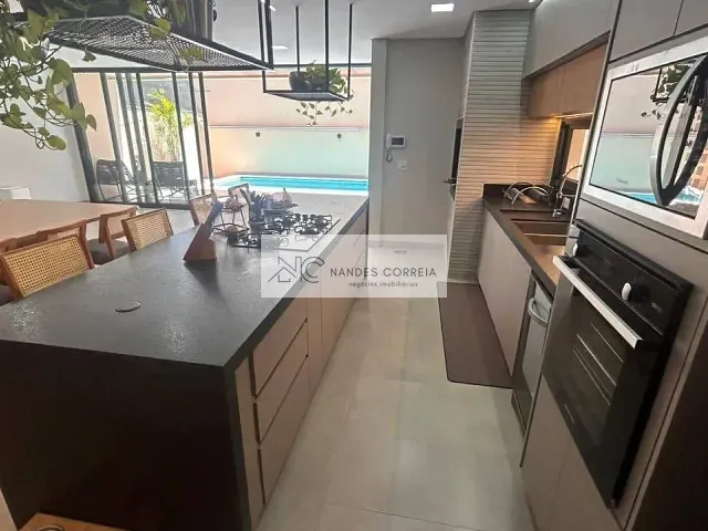 Casa 3 quartos e 4 banheiros, à venda, no bairro Universitário em Londrina