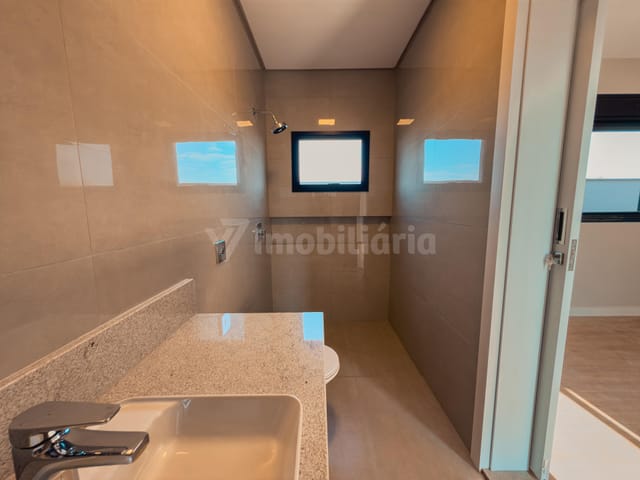 Casa com 700m² 4 quartos e 6 banheiros, à venda, no bairro Jardim Tarobá em Cambé