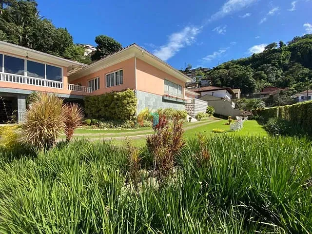Casa com 3400m² 5 quartos e 4 banheiros, à venda, no bairro Coronel Veiga em Petrópolis