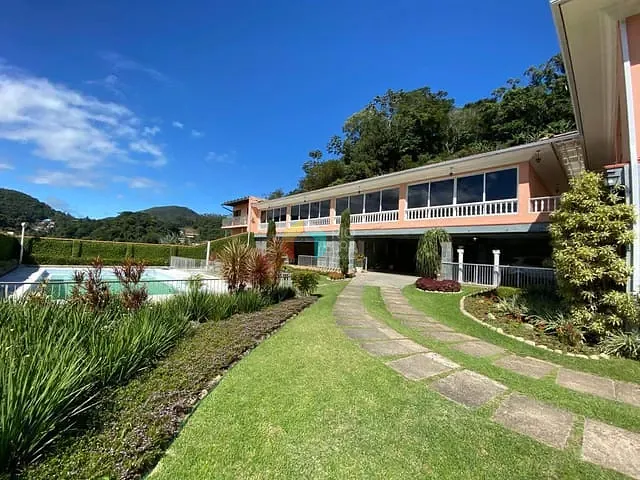 Casa com 3400m² 5 quartos e 4 banheiros, à venda, no bairro Coronel Veiga em Petrópolis