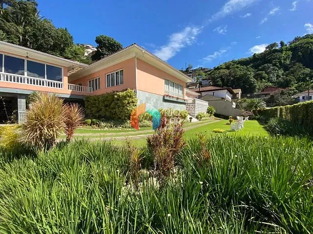 Casa com 3400m² 5 quartos e 4 banheiros, à venda, no bairro Coronel Veiga em Petrópolis