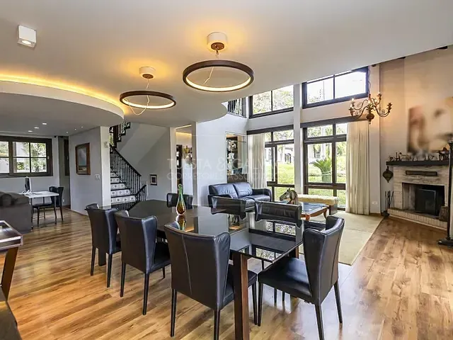 Casa com 537m² 5 quartos e 5 banheiros, à venda, no bairro Campo Comprido em Curitiba