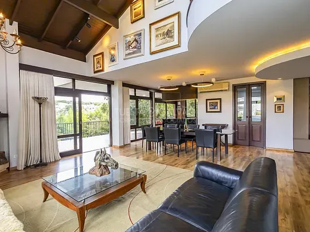 Casa com 537m² 5 quartos e 5 banheiros, à venda, no bairro Campo Comprido em Curitiba