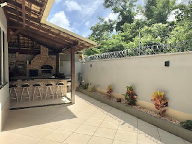 Casa com 300m² 5 quartos e 5 banheiros, à venda, no bairro Jardim Limoeiro em Serra