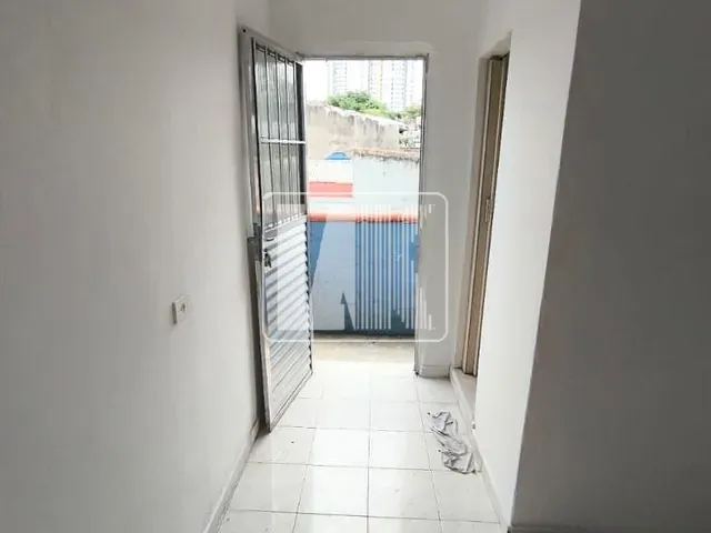 Casa com 10m² 1 quarto e 1 banheiro, para alugar, no bairro Vila Aquilino em Santo André