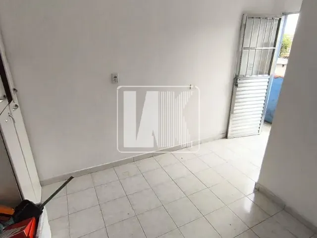 Casa com 10m² 1 quarto e 1 banheiro, para alugar, no bairro Vila Aquilino em Santo André