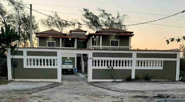 Casa 9 quartos e 3 banheiros, à venda ou para alugar, no bairro Foguete em Cabo Frio