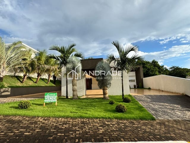 Casa com 1400m² 4 quartos e 3 banheiros, à venda, no bairro Jardim Guanabara em Apucarana