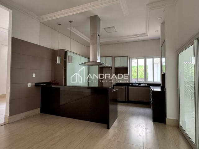 Casa com 1400m² 4 quartos e 3 banheiros, à venda, no bairro Jardim Guanabara em Apucarana