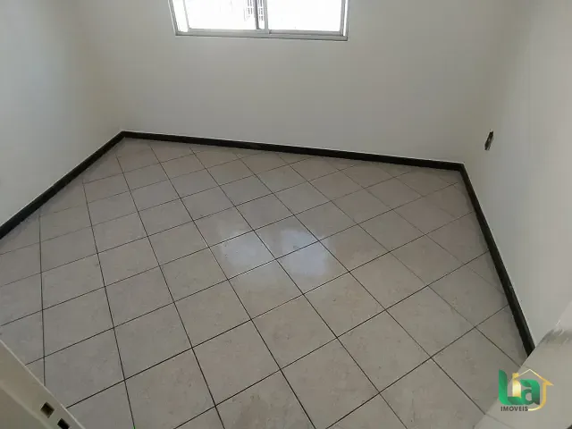 Casa 3 quartos e 2 banheiros, para alugar, no bairro Santana em Muriaé
