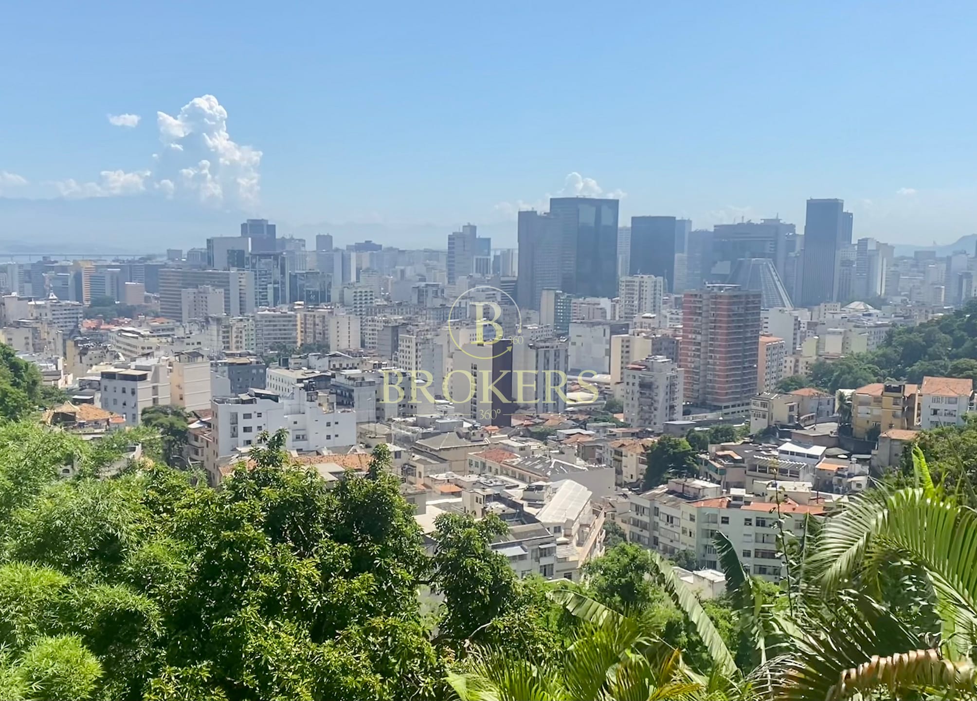 Casa triplex charmosa joia bruta com vista panorámica a venda em santa teresa. Sala 3 ambientes,4 quartos, 1 vaga e amplo terreno. Rua com Guarita.