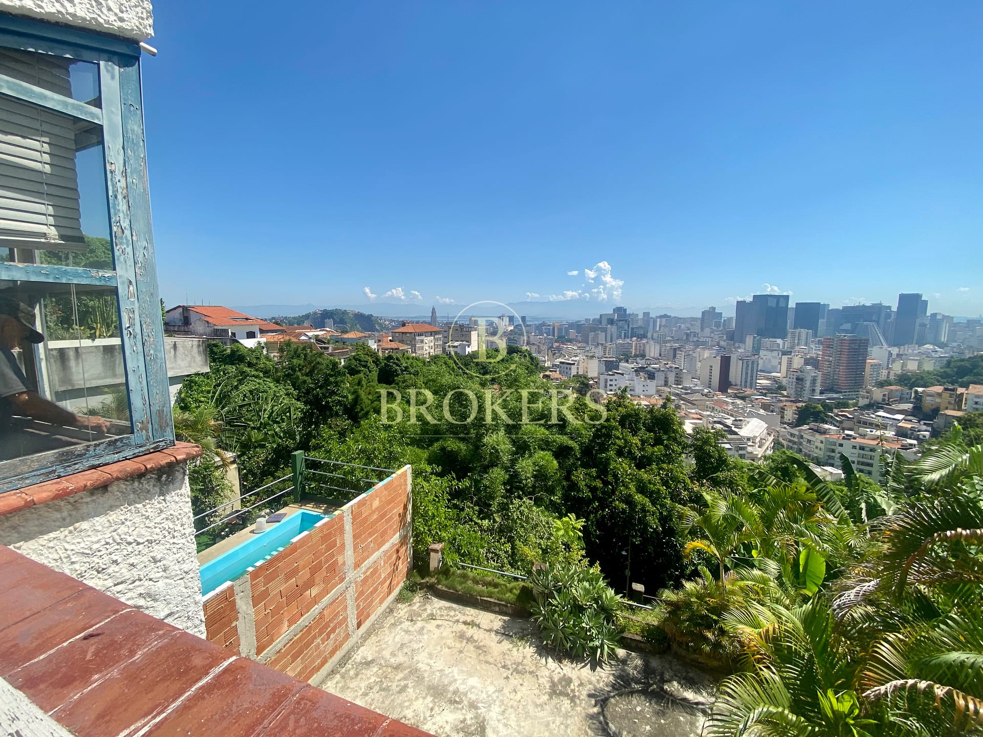 Casa triplex charmosa joia bruta com vista panorámica a venda em santa teresa. Sala 3 ambientes,4 quartos, 1 vaga e amplo terreno. Rua com Guarita.