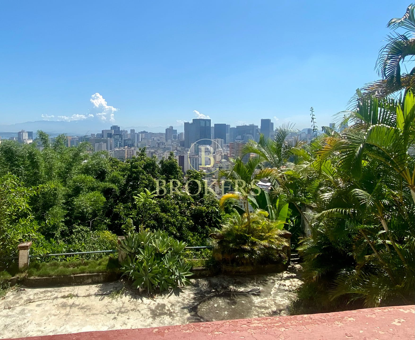 Casa triplex charmosa joia bruta com vista panorámica a venda em santa teresa. Sala 3 ambientes,4 quartos, 1 vaga e amplo terreno. Rua com Guarita.
