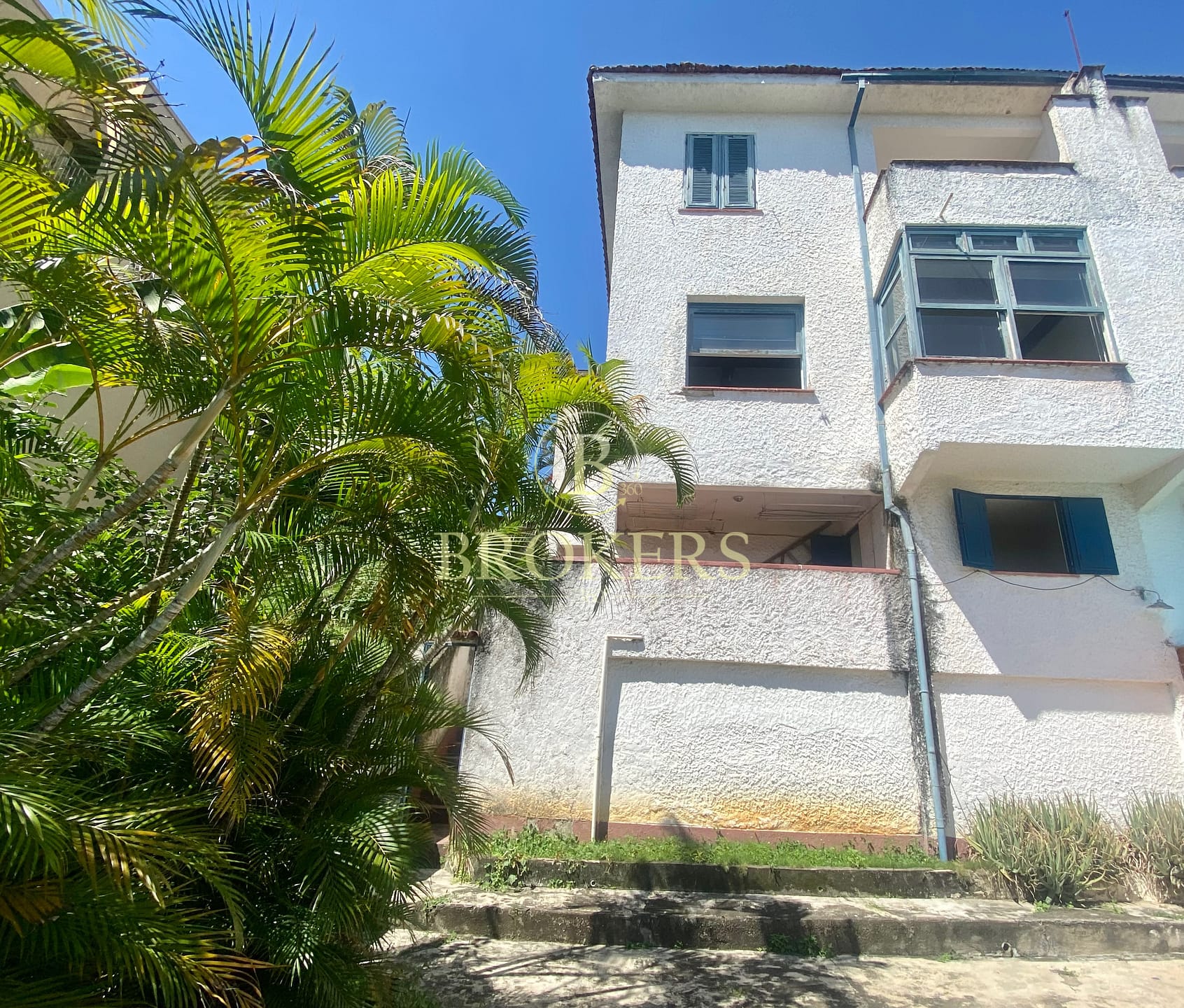 Casa triplex charmosa joia bruta com vista panorámica a venda em santa teresa. Sala 3 ambientes,4 quartos, 1 vaga e amplo terreno. Rua com Guarita.