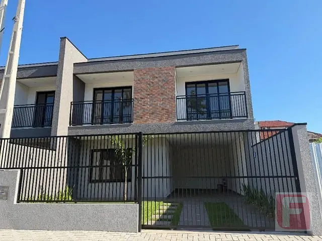 Sobrado 3 quartos e 3 banheiros, à venda, no bairro Centro em Itapoá