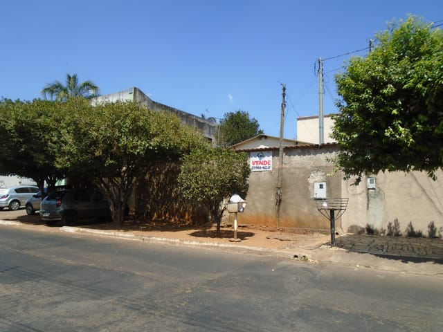 Casa com 375m² 3 quartos e 2 banheiros, à venda, no bairro Água Branca em Goiânia