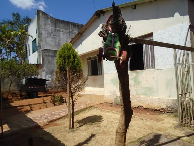 Casa com 375m² 3 quartos e 2 banheiros, à venda, no bairro Água Branca em Goiânia