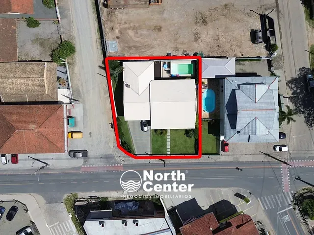 Casa com 550m² 3 quartos e 2 banheiros, à venda, no bairro Centro em Balneário Barra do Sul