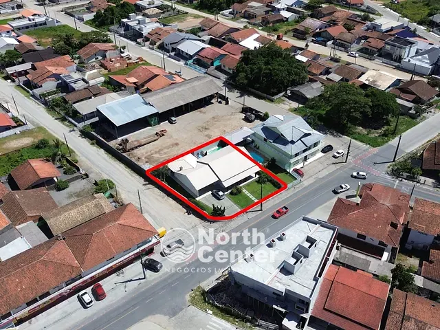 Casa com 550m² 3 quartos e 2 banheiros, à venda, no bairro Centro em Balneário Barra do Sul