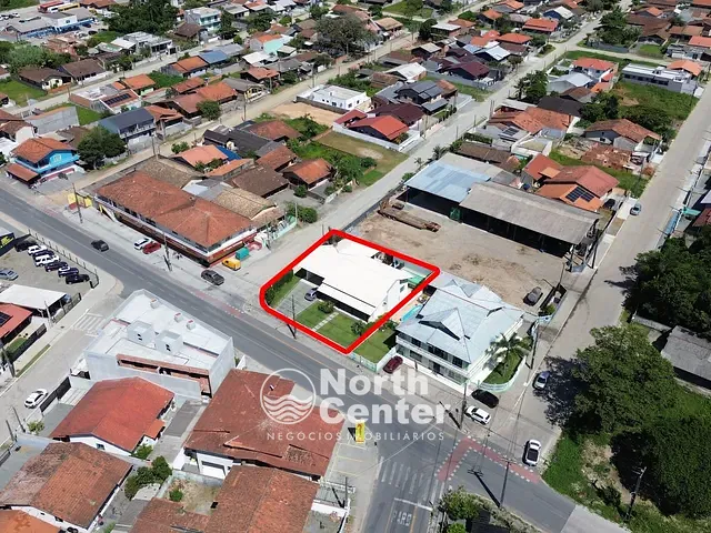 Casa com 550m² 3 quartos e 2 banheiros, à venda, no bairro Centro em Balneário Barra do Sul