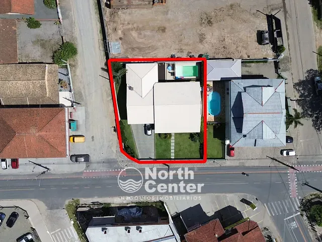 Casa com 550m² 3 quartos e 2 banheiros, à venda, no bairro Centro em Balneário Barra do Sul