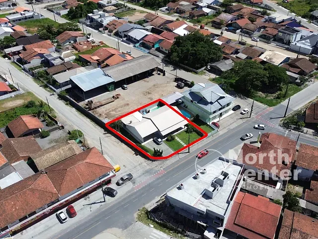 Casa com 550m² 3 quartos e 2 banheiros, à venda, no bairro Centro em Balneário Barra do Sul