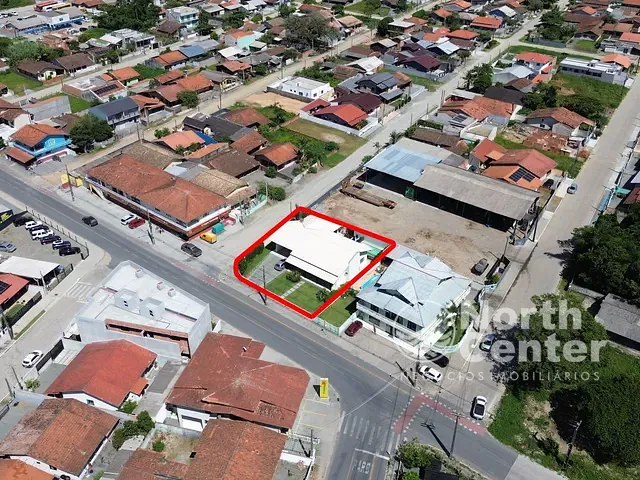 Casa com 550m² 3 quartos e 2 banheiros, à venda, no bairro Centro em Balneário Barra do Sul