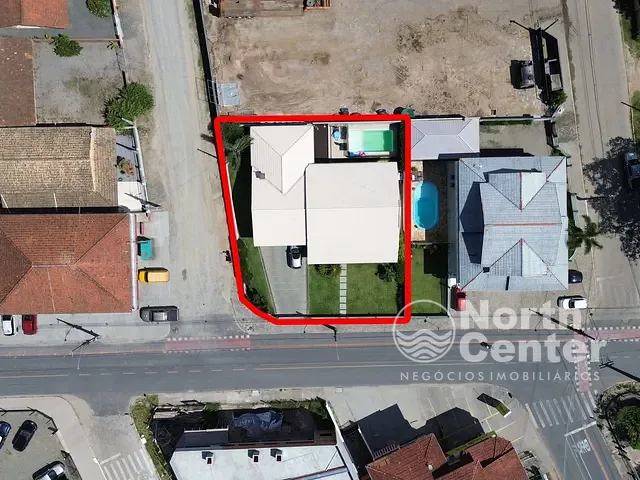 Casa com 550m² 3 quartos e 2 banheiros, à venda, no bairro Centro em Balneário Barra do Sul