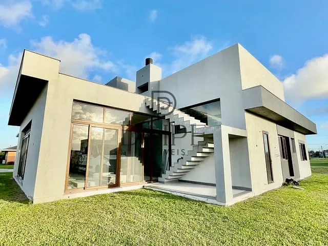 Casa com 600m² 4 quartos e 4 banheiros, à venda, no bairro Centro em Xangri-Lá