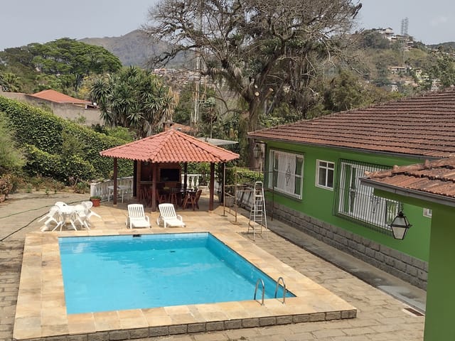 Casa com 3700m² 6 quartos e 1 banheiro, à venda, no bairro Samambaia em Petrópolis