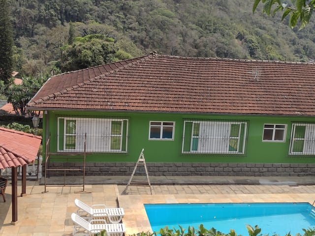 Casa com 3700m² 6 quartos e 1 banheiro, à venda, no bairro Samambaia em Petrópolis