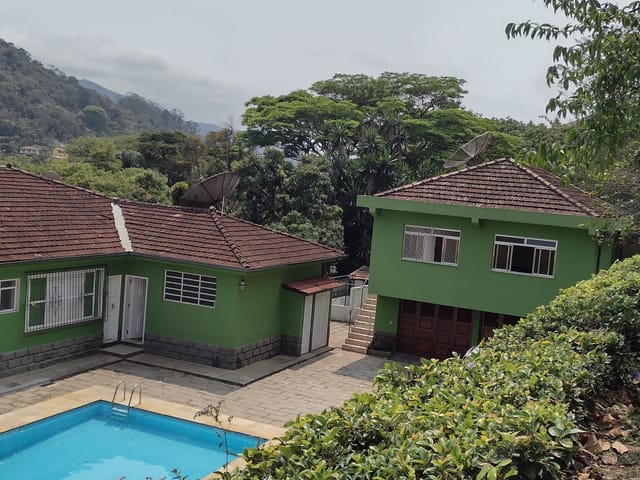 Casa com 3700m² 6 quartos e 1 banheiro, à venda, no bairro Samambaia em Petrópolis