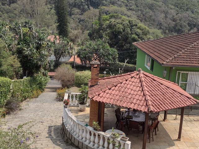 Casa com 3700m² 6 quartos e 1 banheiro, à venda, no bairro Samambaia em Petrópolis