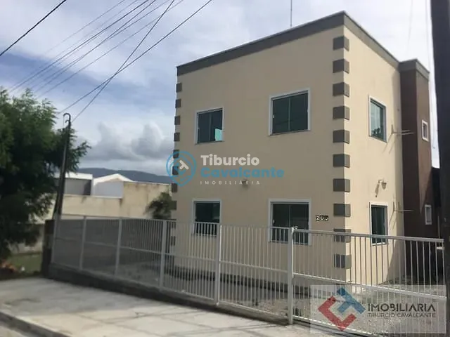 Casa com 360m² 4 quartos e 4 banheiros, à venda, no bairro Parque Iracema em Maranguape