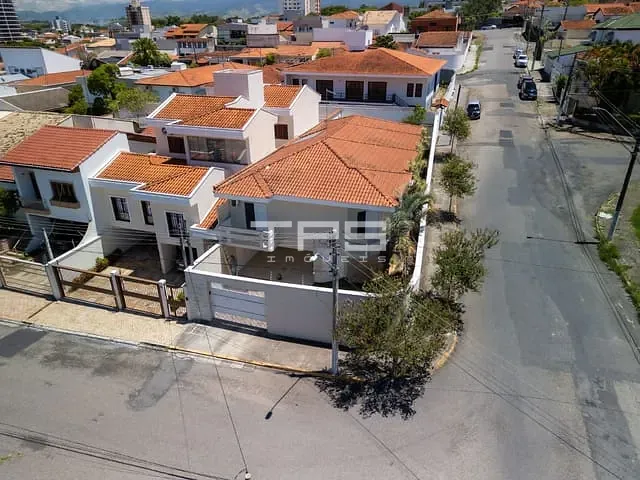 Casa com 312m² 3 quartos e 2 banheiros, à venda ou para alugar, no bairro Vila Paraíba em Guaratinguetá