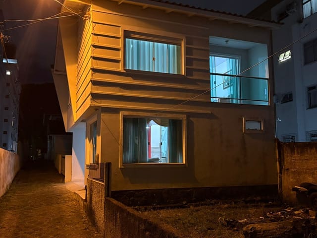 Casa com 55m² 2 quartos e 1 banheiro, para alugar, no bairro Coqueiros em Florianópolis