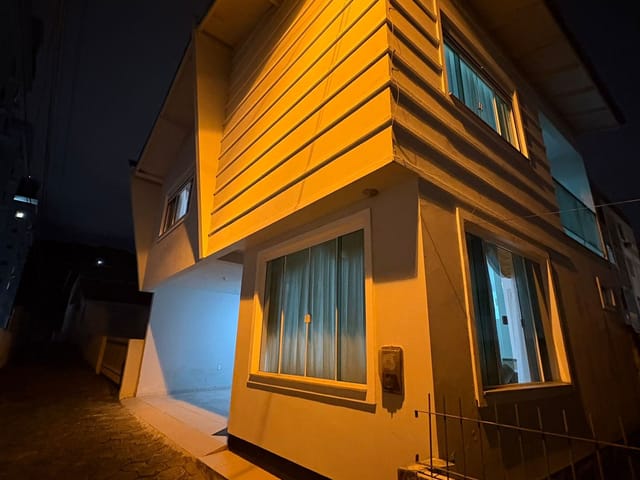 Casa com 55m² 2 quartos e 1 banheiro, para alugar, no bairro Coqueiros em Florianópolis