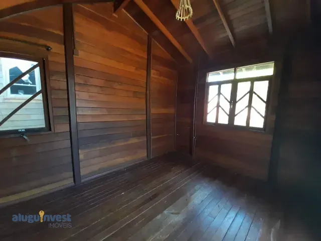 Casa com 100m² 1 quarto e 1 banheiro, para alugar, no bairro Barra da Lagoa em Florianópolis