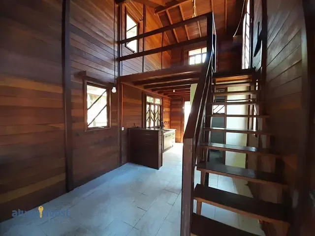 Casa com 100m² 1 quarto e 1 banheiro, para alugar, no bairro Barra da Lagoa em Florianópolis