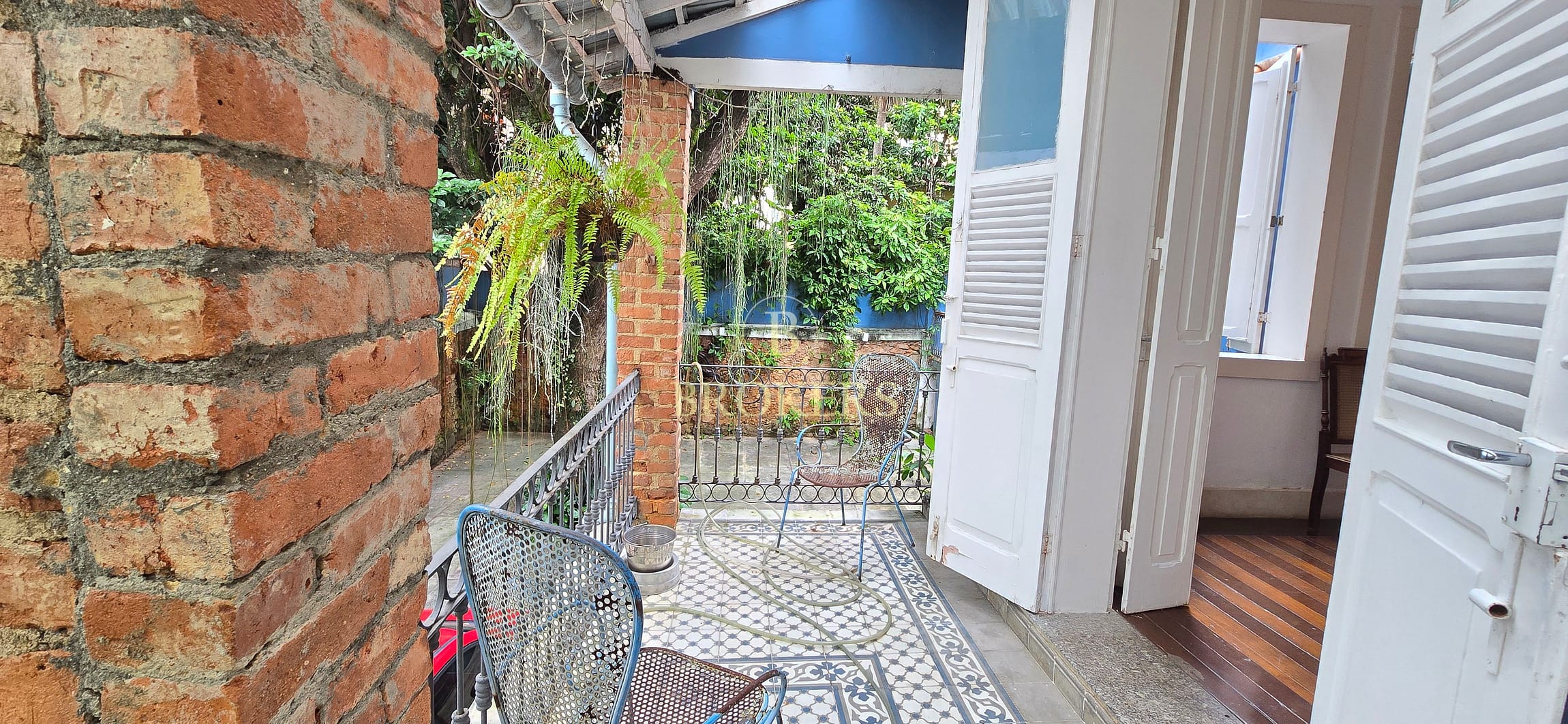 More a poucos passos do Largo dos Guimarães:  Casa Colonial Espetacular: 300m² | 2 salas | 4 Quartos | Área externa | Piscina | 4 Vagas