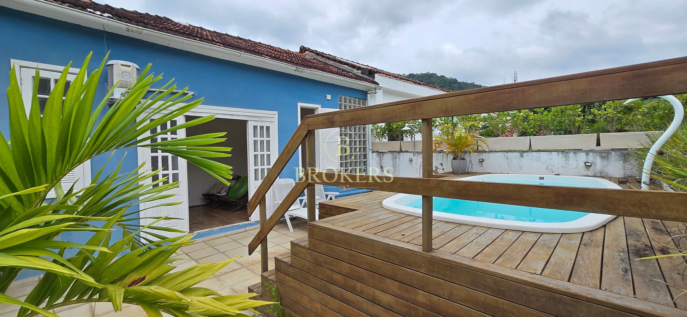 More a poucos passos do Largo dos Guimarães:  Casa Colonial Espetacular: 300m² | 2 salas | 4 Quartos | Área externa | Piscina | 4 Vagas