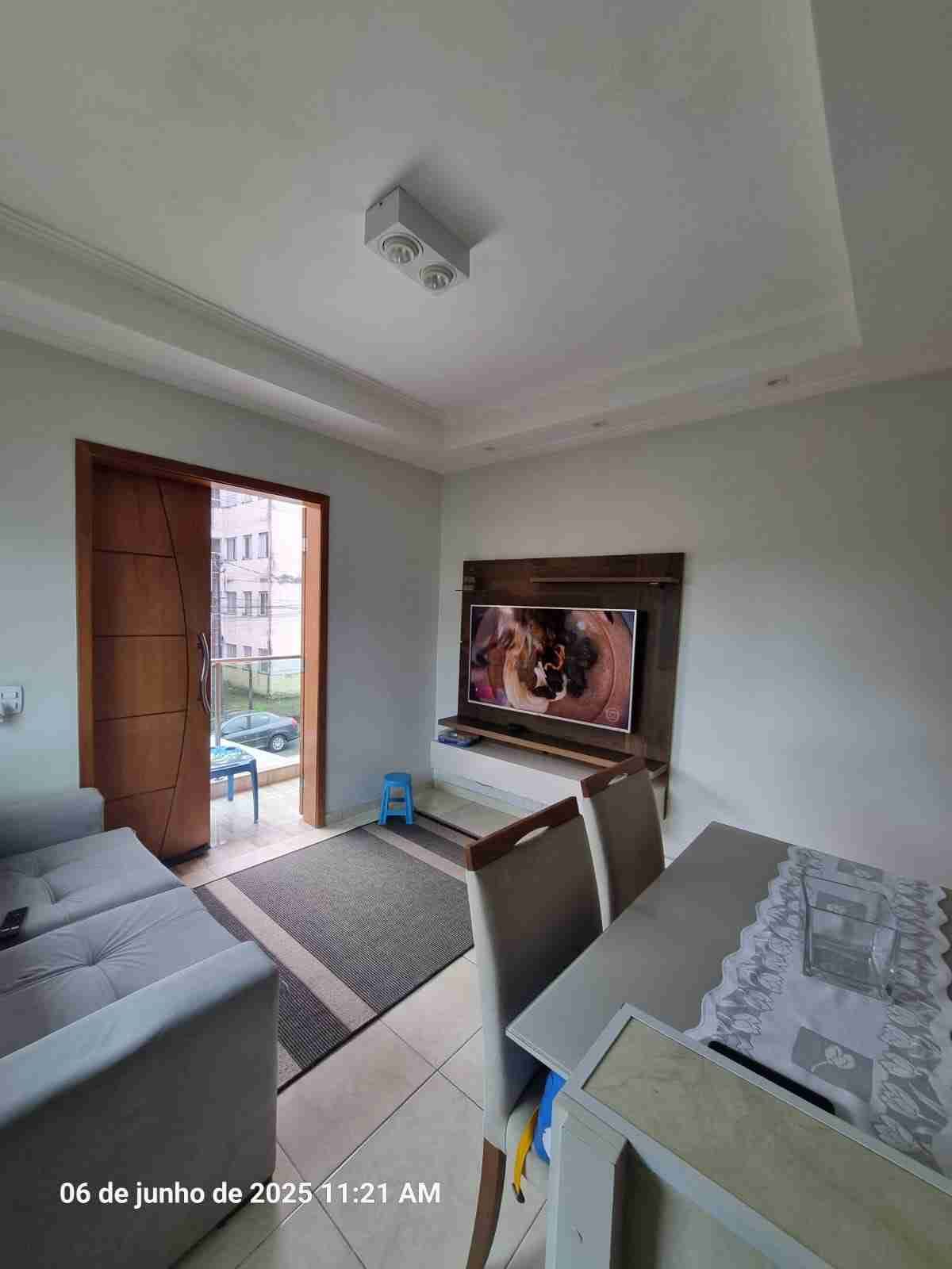 Casa à venda com 2 quartos, 68m² - Foto 1