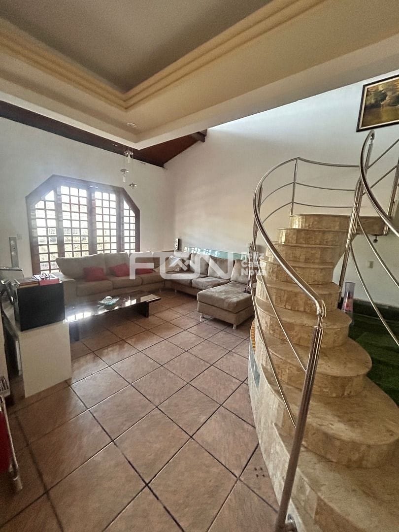 Casa à venda e aluguel com 4 quartos, 262m² - Foto 4