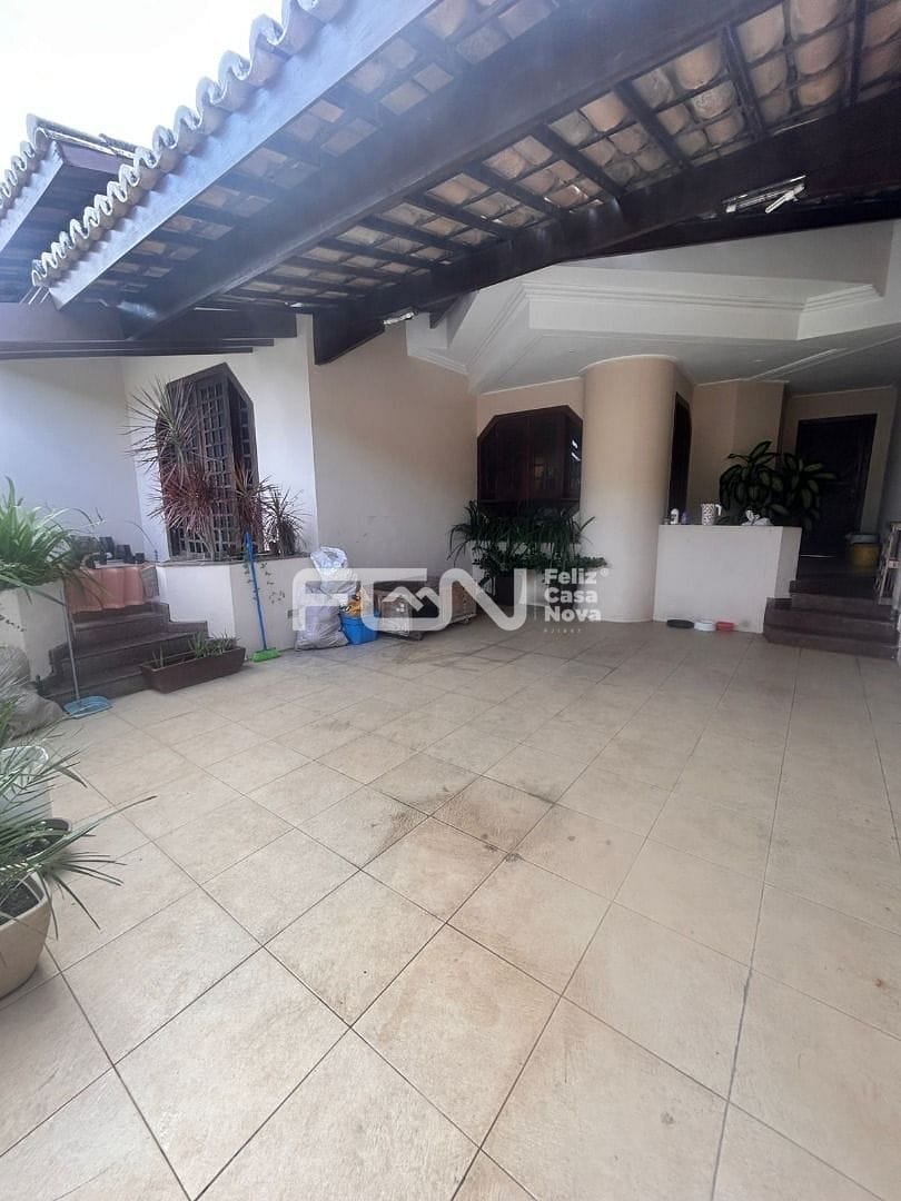 Casa à venda e aluguel com 4 quartos, 262m² - Foto 2